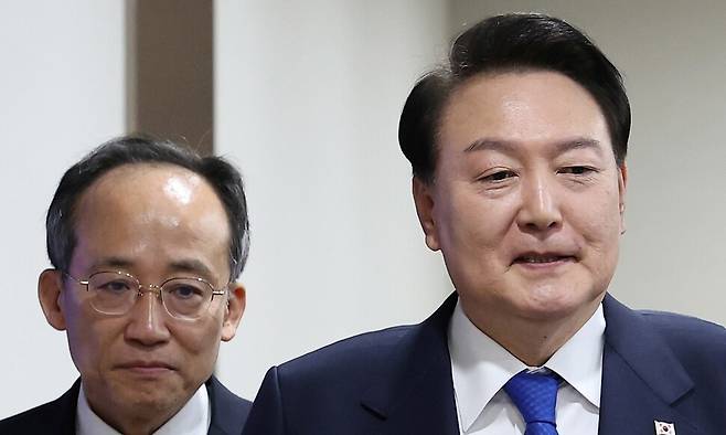 윤석열 전 대통령이 2023년 11월28일 서울 용산 대통령실 청사에서 열린 국무회의에 추경호 당시 부총리 겸 기획재정부 장관과 함께 입장하고 있다. 연합뉴스
