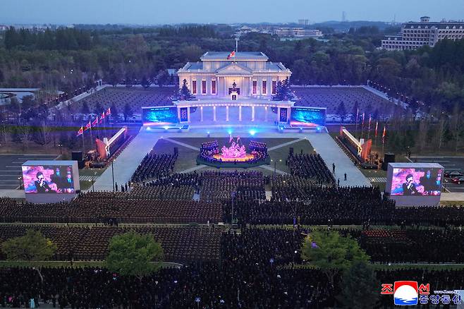 김정은 북한 국무위원장이 지난 26일 저녁 평양 \'해외군사작전 전투위훈기념관\' 야외에서 열린 참전열사 추모음악회에 참석했다고 조선중앙통신이 27일 보도했다. 조선중앙통신 연합뉴스