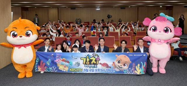 독도를 배경으로 한 해양 판타지 애니메이션 ‘강치아일랜드’의 팬미팅 및 시사회가 27일 경북도청 다목적홀에서 열려 황명석(앞줄 오른쪽 3번째) 경북도지사 권한대행 행정부지사와 어린이들이 기념촬영을 하고 있다. 경북도 제공