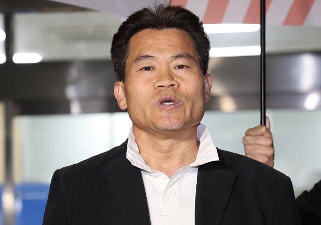 한국사 강사 출신 극우 유튜버 전한길씨가 16일 명예훼손 혐의 구속영장 기각 후 서울 영등포구 영등포경찰서를 나서며 입장을 밝히고 있다. 전씨는 이재명 대통령과 개혁신당 이준석 대표의 명예를 훼손한 혐의로 경찰 수사를 받고 있다. 연합뉴스