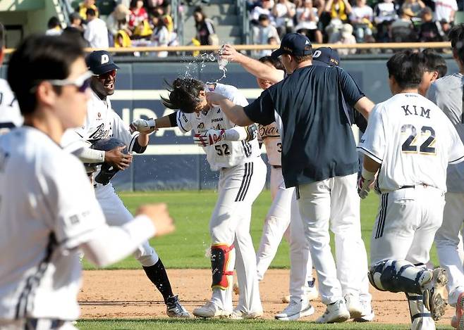[포토]끝내기 박준순, 물세례도 좋아! 잠실=김민규 기자