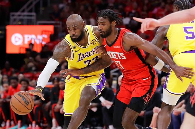 <yonhap photo-3429=""> Los Angeles Lakers forward LeBron James, left, attempts to keep the ball as he drives around Houston Rockets forward Tari Eason during the first half in Game 3 of a first-round NBA playoffs basketball series Friday April 24, 2026, in Houston. (AP Photo/Michael Wyke)/2026-04-25 10:37:45/ <저작권자 ⓒ 1980~2026 ㈜연합뉴스. 무단 전재 재배포 금지, AI 학습 및 활용 금지></yonhap>