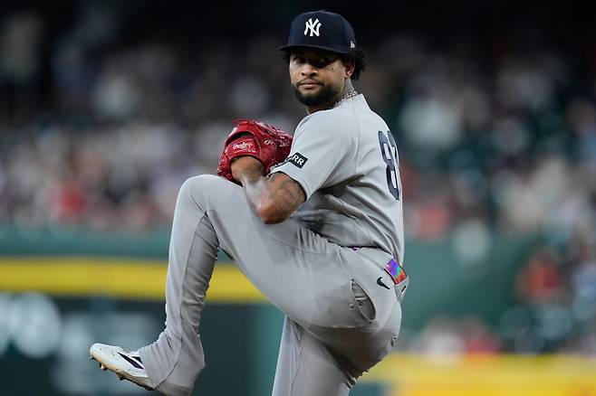 <yonhap photo-0755=""> New York Yankees pitcher Luis Gil (81) delivers during the first inning of a baseball game against the Houston Astros, Sunday, April 26, 2026, in Houston. (AP Photo/Kevin M. Cox)/2026-04-27 04:33:09/ <저작권자 ⓒ 1980~2026 ㈜연합뉴스. 무단 전재 재배포 금지, AI 학습 및 활용 금지></yonhap>