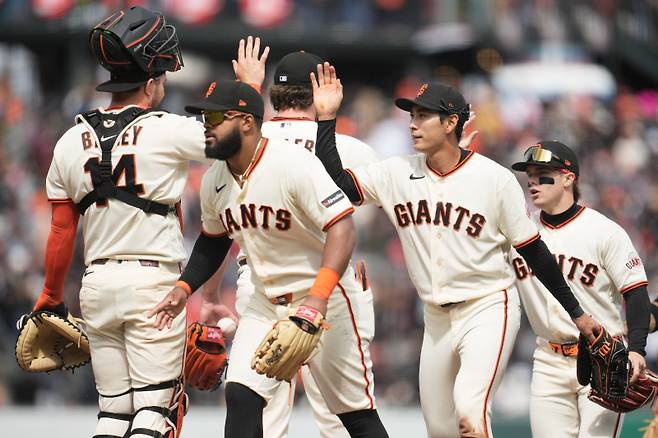 <yonhap photo-2078="">27일(한국시간) 마이애미전 승리 후 기뻐하는 샌프란시스코 선수단. (AP Photo/Jeff Chiu)/2026-04-27 07:26:26/ <저작권자 ⓒ 1980~2026 ㈜연합뉴스. 무단 전재 재배포 금지, AI 학습 및 활용 금지></yonhap>