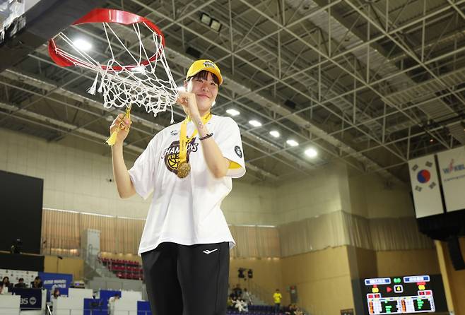 <yonhap photo-5596=""> 그물 커팅 세리머니하는 박지수 (용인=연합뉴스) 홍기원 기자 = 26일 경기도 용인실내체육관에서 열린 여자프로농구 챔피언결정전 3차전 삼성생명 블루밍스와 KB스타즈의 경기에서 KB스타즈가 챔피언 자리에 올랐다. KB스타즈 주장 박지수가 골대 그물을 자르는 세리머니를 하고 있다. 2026.4.26 xanadu@yna.co.kr/2026-04-26 16:50:04/ 연합뉴스</yonhap>