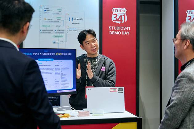 최종 선발된 사내벤처 '머신플로우' 김봉상 대표가 회사를 소개하고 있다. [사진=LG전자]