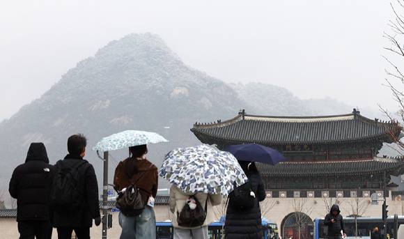 비가 내리는 서울 광화문광장을 우산 쓴 시민들이 걷고 있다. [사진=연합뉴스]