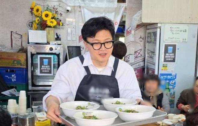 한동훈 전 대표가 지역 식당에서 음식을 나르며 주민들을 만나고 있다. (본인 페이스북)