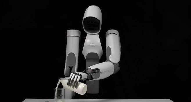 롯데호텔이 현장 투입용으로 교육하는 휴머노이드 로봇이 우유를 따르고 있다. [사진 롯데호텔]