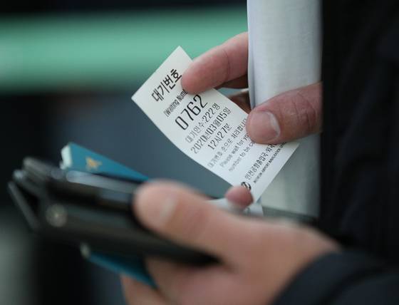 인천국제공항 내 법무부 출입국서비스센터에서 한 외국인이 대기 번호를 뽑고 기다리고 있는 모습. 기사와 직접적 연관은 없음. 뉴스1
