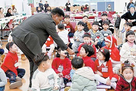 인재양성원의 몰입형 영어교육 크리스마스 행사 모습.