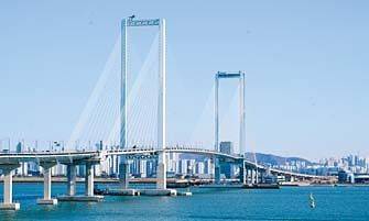 인천의 새로운 랜드마크이자 글로벌 관광도시 완성을 이끌 거점으로 주목받는 청라하늘대교.