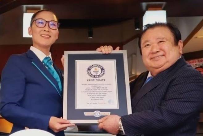 기요무라의 기무라 기요시 사장이 도쿄 츠키지 수산시장에서 기네스북 인증서를 전달받고 있다. 사진 기요무라 홈페이지