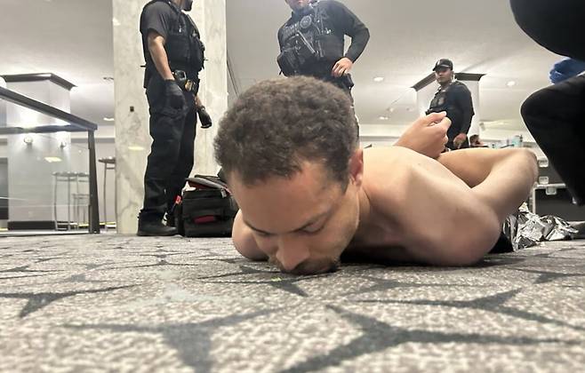 트럼프 대통령이 백악관 출입기자단 만찬에서 발생한 총격 사건의 용의자인 콜 토마스 앨런의 근접 사진을 공개했다. 사진 트루스소셜 캡처