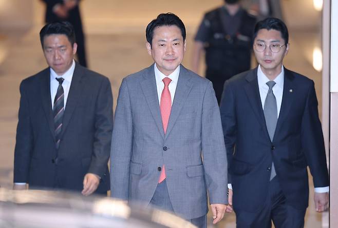 8박10일 간의 미국 방문 일정을 마친 장동혁 국민의힘 대표(가운데)가 지난 20일 인천공항을 통해 입국하고 있다. 김경록 기자