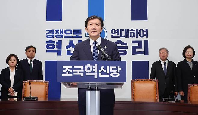 조국 조국혁신당 대표가 지난 14일 국회에서 국회의원 경기 평택을 재보궐 선거 출마 기자회견을 하고 있다. 임현동 기자