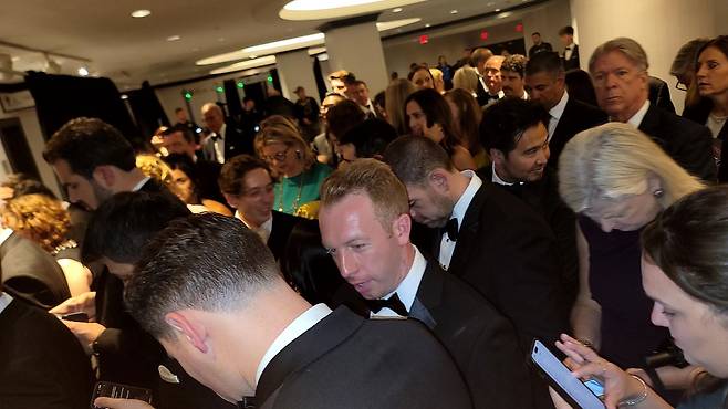 지난 25일(현지시간) 미국 워싱턴DC의 힐튼 워싱턴 호텔에서 열린 백악관출입기자협회 연례 만찬 행사 도중 행사장 주변에서 괴한이 총을 쏘며 진입을 시도한 사건이 발생해 참석자들이 서둘러 행사장을 떠나고 있다. 연합뉴스