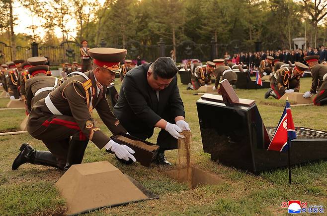 김정은 북한 국무위원장이 지난 26일 평양에서 러시아 쿠르스크 해방작전 종결 1주년을 맞아 거행된 '해외군사작전 전투위훈기념관' 준공식에서 파병군 전사자의 유해를 안치하는 모습. 조선중앙통신, 연합뉴스