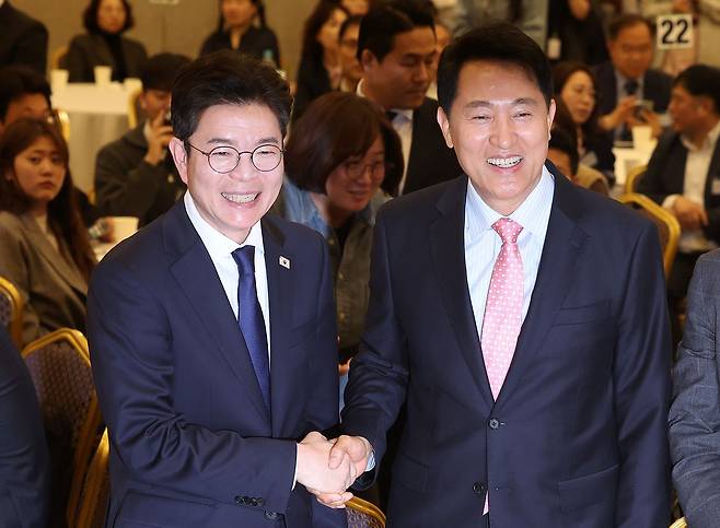 오세훈 국민의힘 서울시장 후보(오른쪽)와 정원오 더불어민주당 서울시장 후보가 22일 서울 용산구 백범김구기념관 컨벤션홀에서 열린 서울시사회복지사협회 창립 40주년 기념식에서 인사하고 있다. 뉴스1