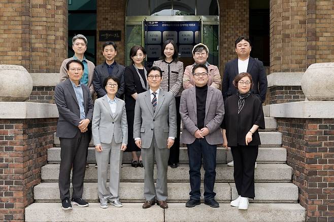 한국문화예술위원회 9기 위원들. 아랫줄 가운데는 이범헌 신임 한국문화예술위원회 위원장아르코 위원장. 사진 한국문화예술위원회