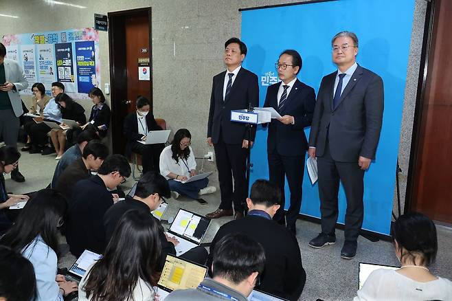 강준현 더불어민주당 수석대변인이 23일 서울 여의도 국회에서 인천 지역 전략공천 후보자를 발표를 하고 있다. 뉴스1