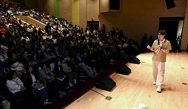 ▲ 제59회 단종문화제가 개막한 24일 영월문화예술회관에서 장항준 영화감독이 특별강연을 하고 있다. 방도겸 기자