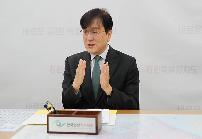 ▲ 김광래 강원도 경제부지사가 27일 도청 기자실에서 열린 간담회에서 강원도 2025~2026년 겨울철 관광객이 3500만 명을 돌파했다고 말하고 있다. 강원도 제공