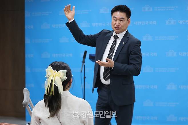 ▲ 최혁진 국회의원이 27일 국회 소통관에서 기자회견을 열고 ‘소득세법 일부개정법률안’ 법안 취지를 설명하고 있다.