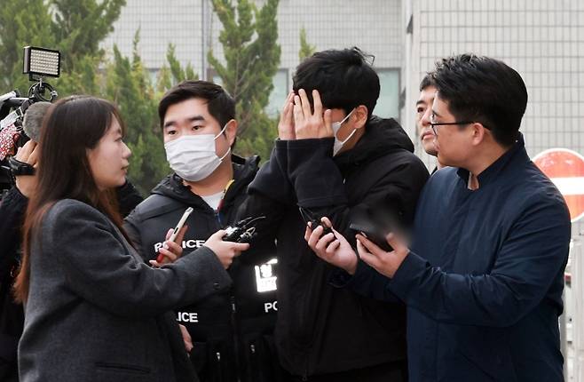 ▲ 배달의민족 외주사에 상담사로 위장 취업해 고객 정보를 빼돌려 사적 보복 범죄에 악용한 일당의 총책 정모씨가 3일 서울 양천경찰서에서 검찰로 구속 송치되고 있다. [연합뉴스]