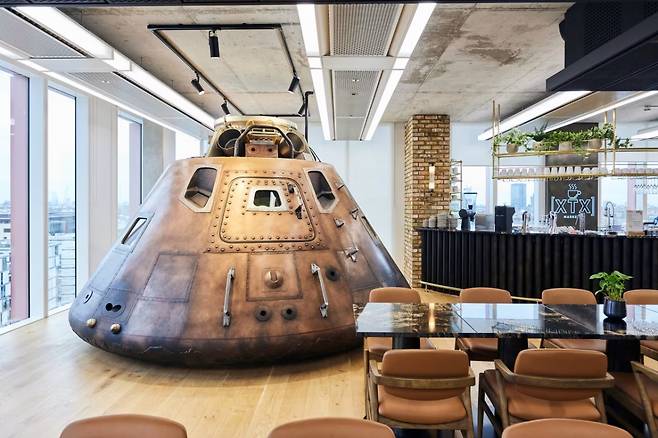 영국 런던 XTX마켓 사무실에 있는 아폴로11 지휘선 복제품. 알렉스 게르코 XTX마켓 설립자의 '괴짜성'을 보여준다. WSJ 제공