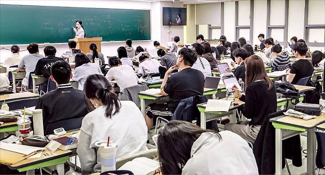 < 학원에서 ‘열공’ > 공인노무사 시험 준비생들이 지난 17일 서울 신림동 윌비스 한림법학원에서 강의를 듣고 있다. 직장인 사이에서 ‘평생 자격증’ 선호가 커지면서 지난해 노무사·세무사·감정평가사 시험 지원자는 총 4만2389명으로 역대 최다를 기록했다. 임형택 기자