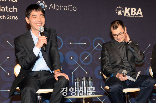이세돌 9단이 2016년 3월 13일 서울 종로구 포시즌스 호텔에서 벌어진 ‘구글 딥마인드 챌린지 매치’ 제4국에서 불계승을 거둔 후 활짝 웃으며 기자회견을 하고 있다. 옆에 앉은 데미스 하사비스 구글 딥마인드 CEO도 미소 짓고 있다. 김정근 기자