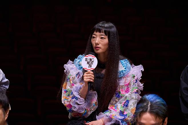 27일 서울 종로구 세종문화회관에서 열린 컨템퍼러리 시즌 ‘싱크 넥스트 26’ 기자간담회에서 김혜경이 공연에 대해 설명하고 있다. 세종문화회관 제공