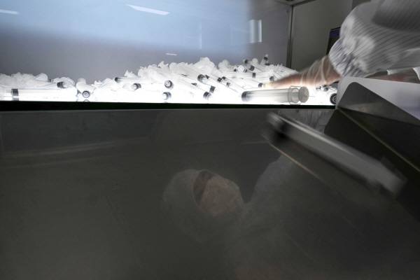 지난 13일 경기도 안산에 위치한 에이디켐테크 본사에서 직원이 석유화학 중간제품 중 하나인 의료용품 원료를 점검하고 있다. 연합뉴스