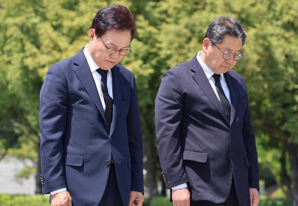 국민의힘 경남도지사 후보인 박완수(왼쪽) 지사가 27일 예비후보 등록을 한 뒤 김해시 봉하마을 노무현 전 대통령 묘역을 방문해 참배하고 있다.  박완수 캠프 제공
