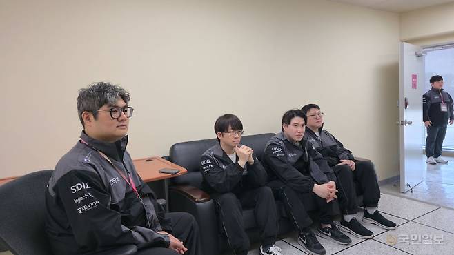 한국 대전격투 국가대표팀 선수단. 왼쪽부터 강성훈 감독, 배재민(철권8), 연제길(스트리트 파이터6), 이광노(더 킹 오브 파이터즈15).