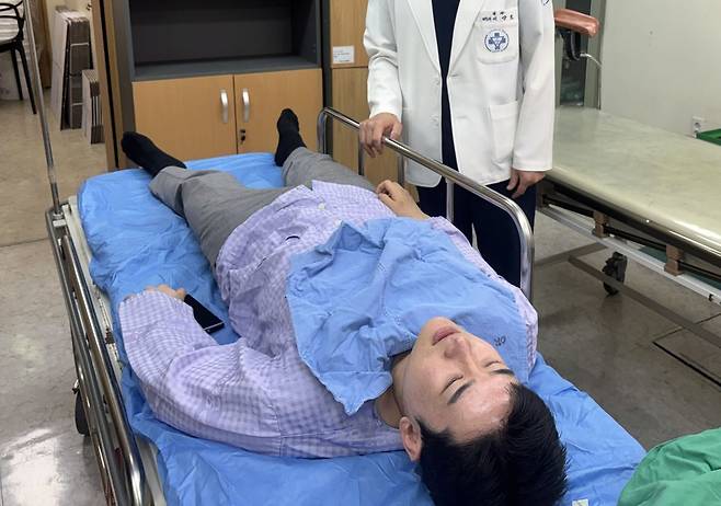 병원 응급실에서 치료를 받고 있는 정이한 부산시장 후보. 개혁신당 정이한 부산시장 후보 캠프 제공