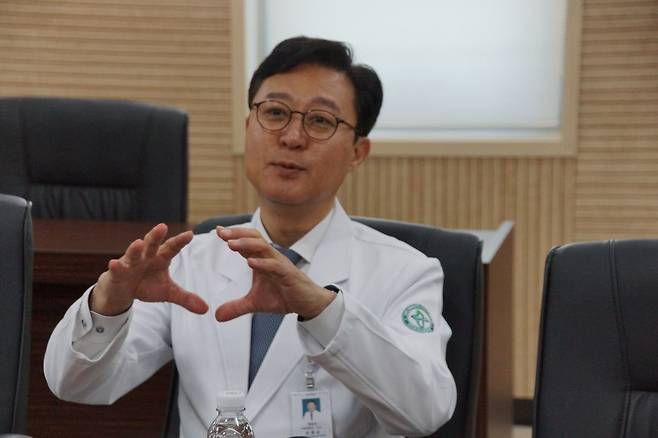 최종순 고신대복음병원장이 27일 부교총과 업무협약식에서 인사말을 하고 있다. 최 병원장은 “장기려 박사님의 환자 사랑과 헌신 정신을 이어받아 아픈 이들의 몸뿐만 아니라 마음까지 치유하며 선한 영향력을 미치는 기독교 병원으로서의 소명을 다하겠다”고 말했다.