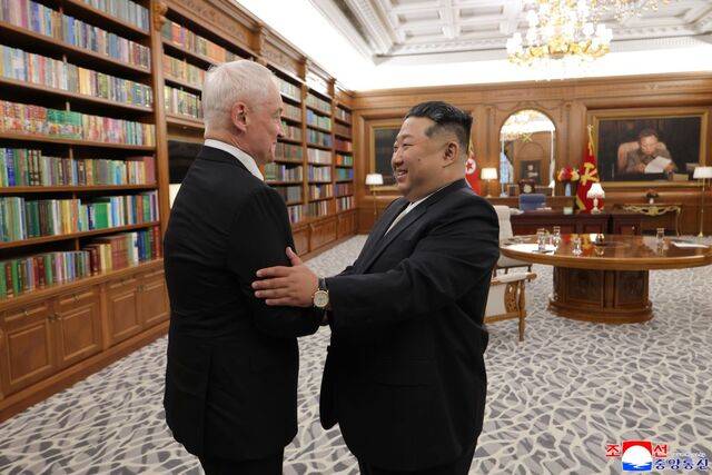 김정은 북한 국무위원장이 지난 26일 평양에서 안드레이 벨로우소프 러시아 국방장관을 접견했다고 조선중앙통신이 27일 보도했다. 연합뉴스