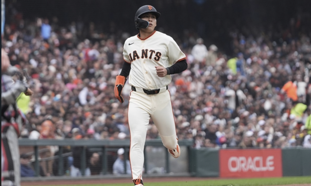 득점하는 이정후. AP=연합뉴스