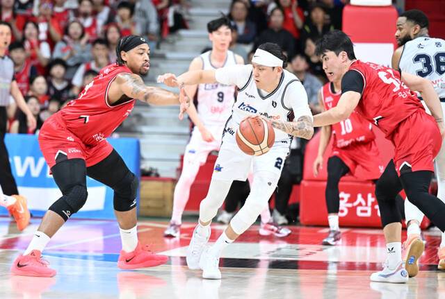 ‘벌떼 농구’를 앞세운 안양 정관장이 조직적인 수비로 KCC를 흔들고 있다. KBL 제공