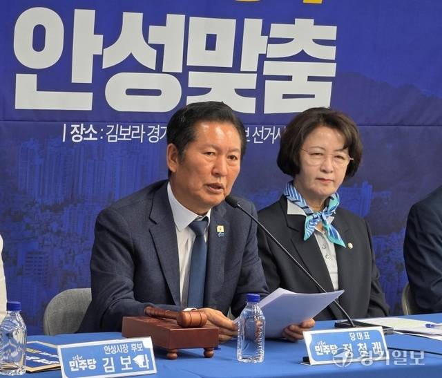 더불어민주당 정청래 대표가 27일 김보라 안성시장 후보 선거사무소에서 추미애 경기도지사 후보, 김 안성시장 후보가 참석한 가운데 열린 최고위원회의에서 발언하고 있다. 오민주 기자
