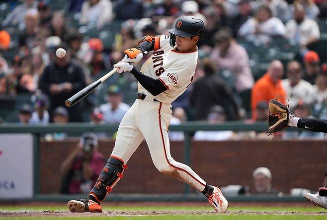 샌프란시스코의 이정후가 27일 열린 마이애미 말린스와 MLB 홈 경기에 7회말 안타를 터트리고 있다. AFP연합뉴스