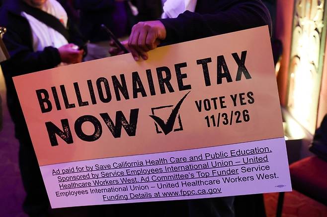 캘리포니아의 억만장자세 도입을 추진하는 시민단체의 펫말. AFP연합뉴스