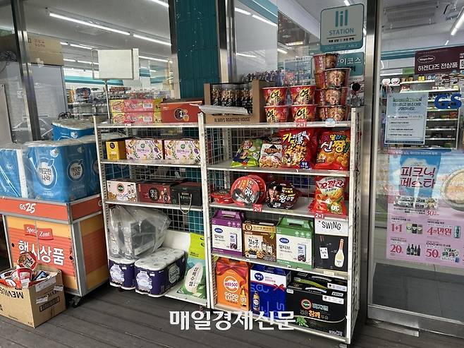 경기 부천의 한 편의점 행사 매대. [변덕호 기자]