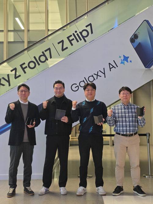 왼쪽부터 홍일성 그룹장, 최승기 그룹장, 서창용 파트장, 곽지영 파트장.