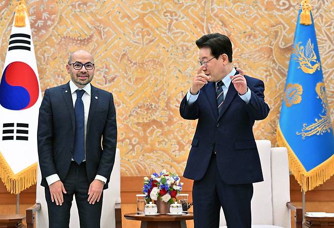 '알파고의 아버지' 만난 李 "사진 찍을까요?"
이재명 대통령이 27일 청와대 집무실에서 '알파고의 아버지'로 불리는 데미스 허사비스 구글 딥마인드 공동창업자 겸 최고경영자(CEO)를 만나 기념촬영을 제안하는 제스처를 취하고 있다.  김호영 기자