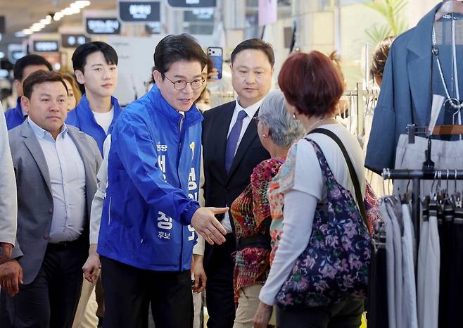 27일 서울 서초구에서 상인들에게 인사하는 정원오 더불어민주당 서울시장 후보. 뉴시스