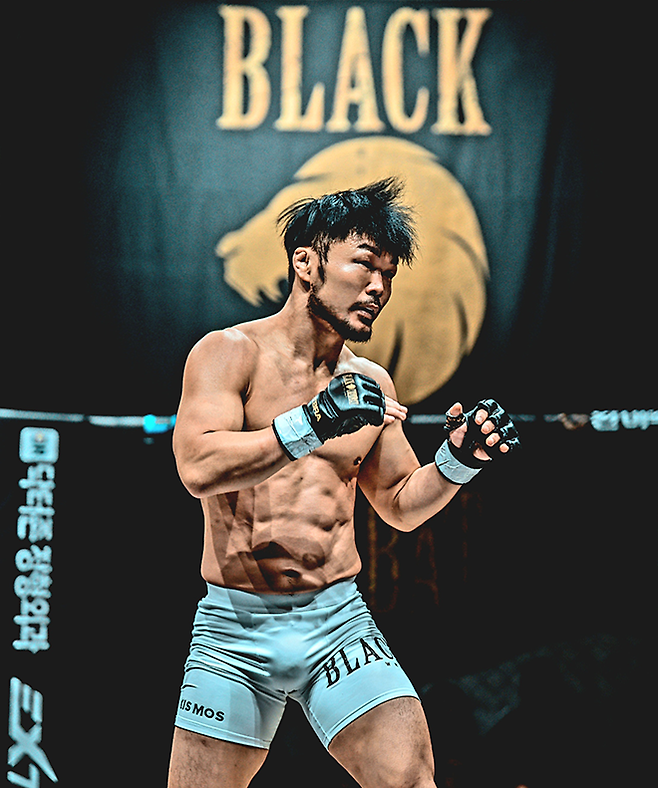 ‘홀리 비스트’ 김대환이 2025년 11월 블랙컴뱃 챔피언스리그 시즌2 15차 메인이벤트를 뛰고 있다. 종합격투기 빅리그 ONE Championship 밴텀급 타이틀 도전자 출신이다. 사진=이데아 파라곤