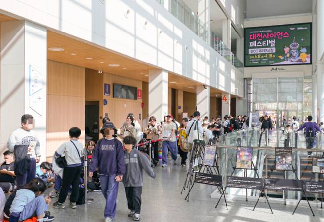 대전 축제 첫날 오픈런을 위해 줄이 길게 늘어서 있다./사진=과학기술정보통신부